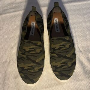 Steve Madden Maygee Camo Print Slip On Knit Women's Shoes Sz 9.5